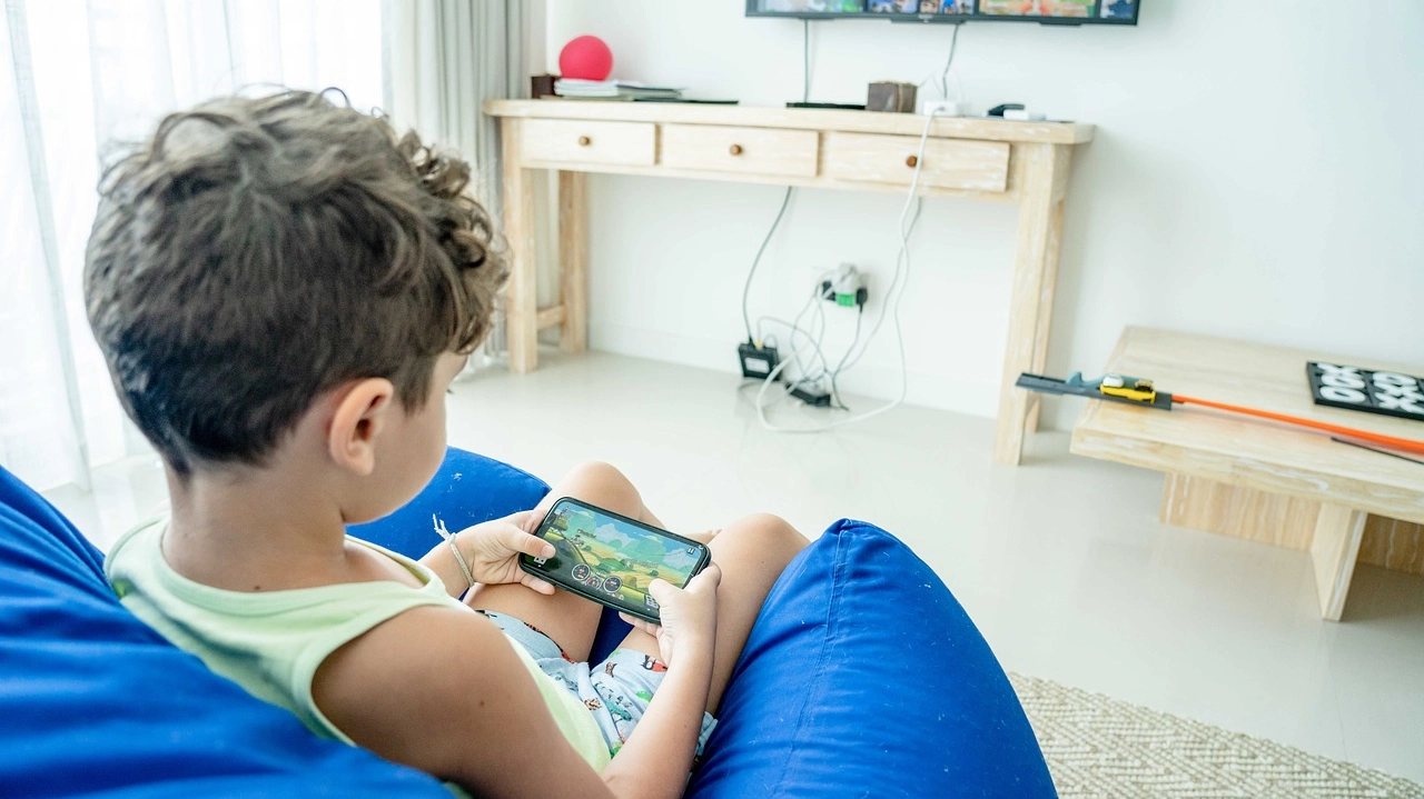 Un bambino che gioca su uno smartphone Un bambino che gioca su uno smartphone