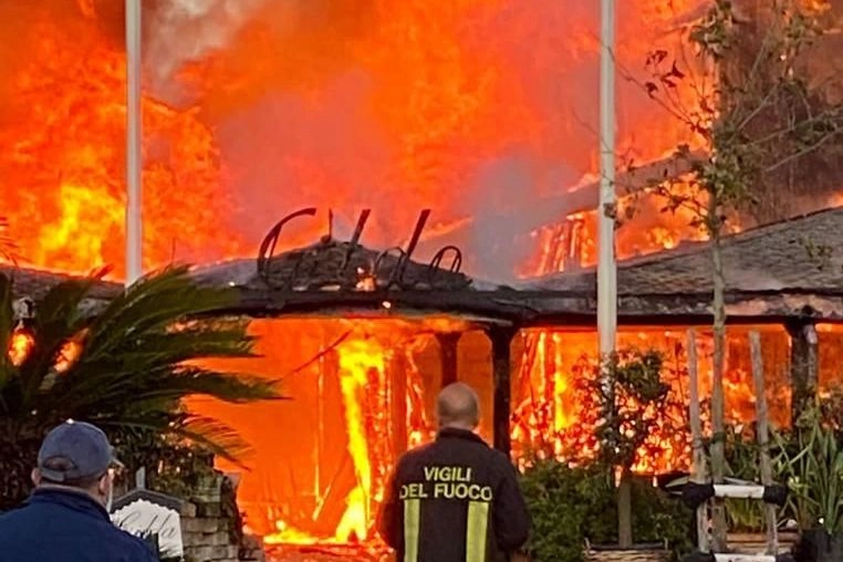 Il Gilda avvolto dalle fiamme
