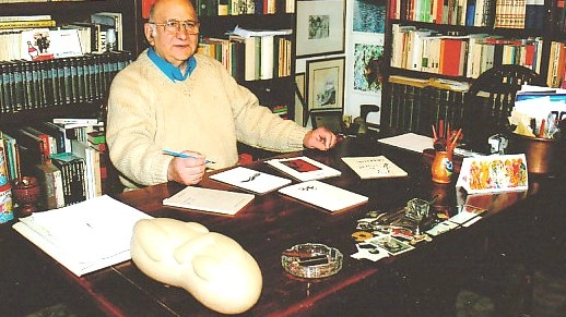 Il poeta Walter Melani alla scrivania