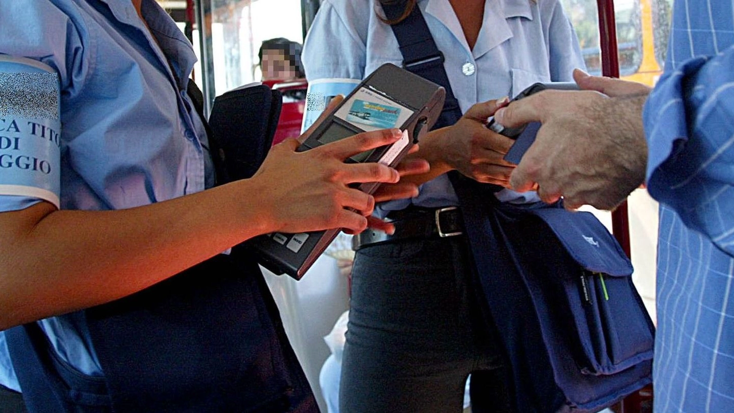 Controllo del biglietto sul bus (Foto di repertorio Ansa)