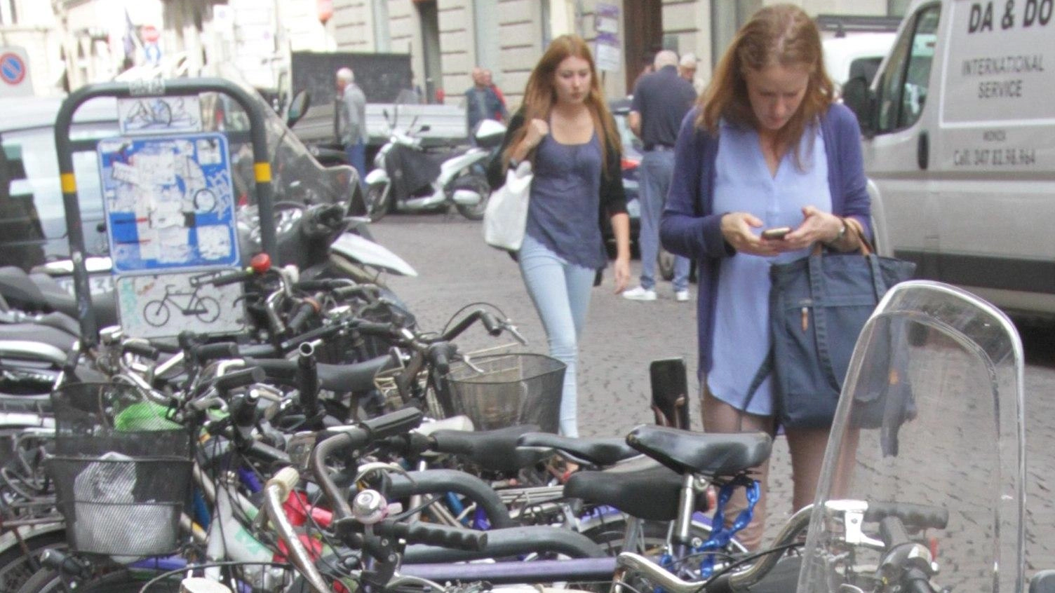 Pulizia delle rastrelliere per bici. Da stamani operazioni in corso nella zona di piazza Puccini Pulizia delle rastrelliere per bici. Da stamani operazioni in corso nella zona di piazza Puccini
