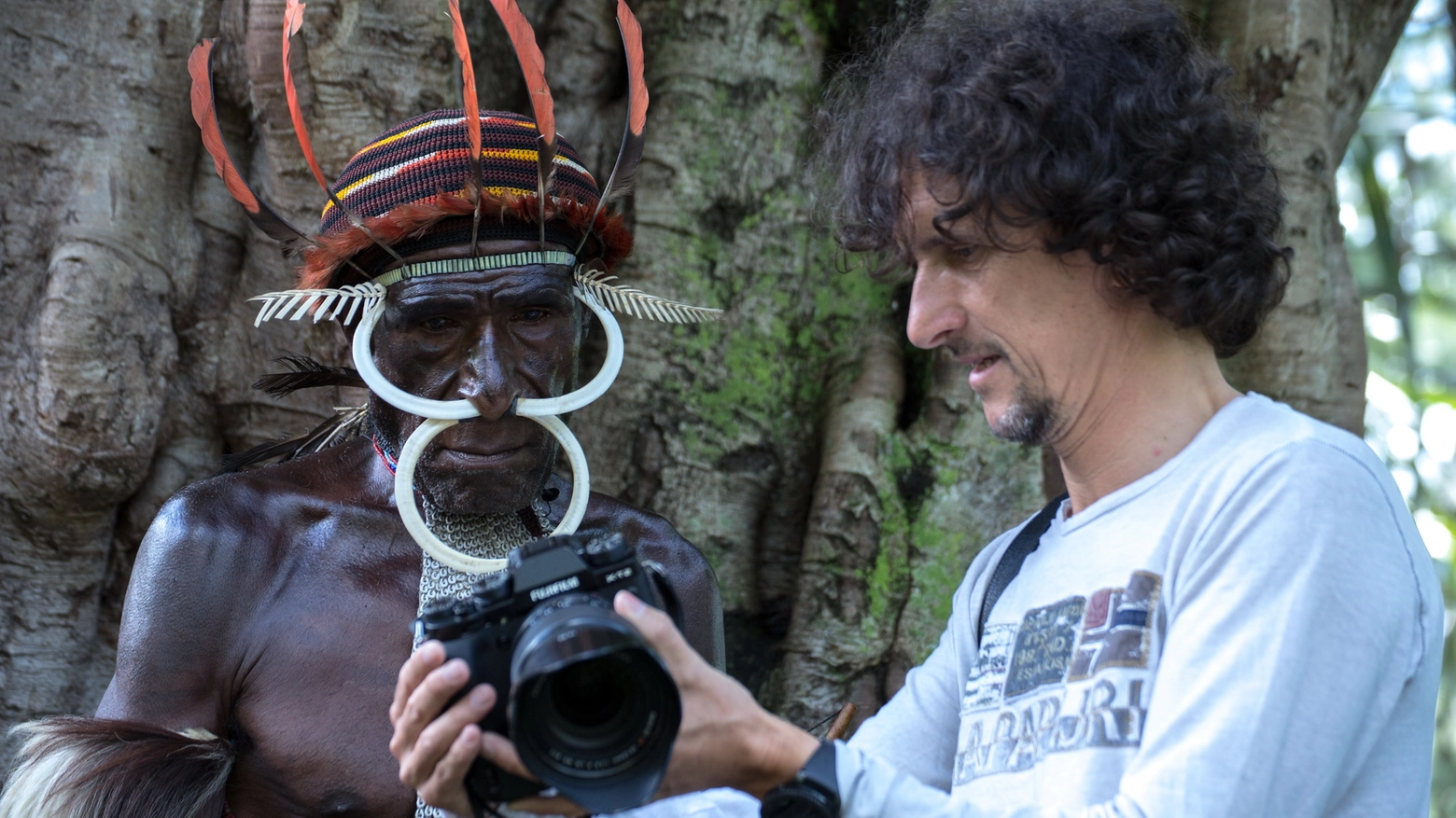 Luca Bracali, fotoreporter di fama internazionale, con Elia, l’ultimo cannibale degli Yali