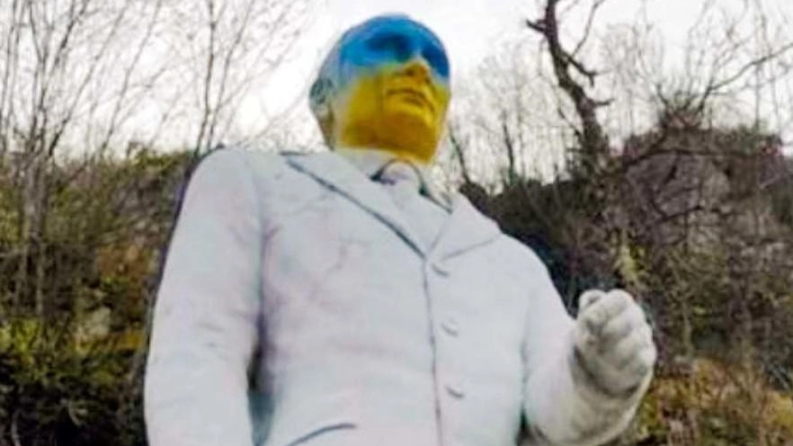 Bandiera ucraina  sulla statua  di Vladimir Putin