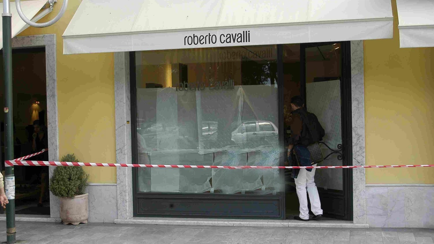 L'esterno della boutique di Roberto Cavalli (Umicini)