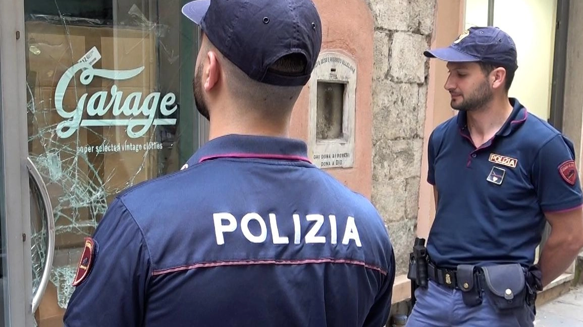 Presi i ladri dei negozi in centro Arrestati dopo colpo in via Mercanti Presi i ladri dei negozi in centro Arrestati dopo colpo in via Mercanti