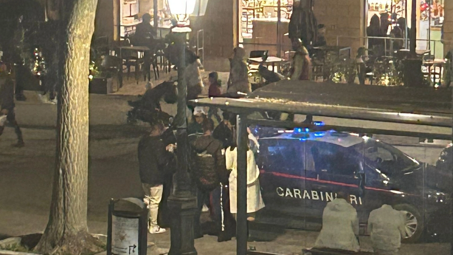 I carabinieri mentre intervengono la sera del ferimento I carabinieri mentre intervengono la sera del ferimento