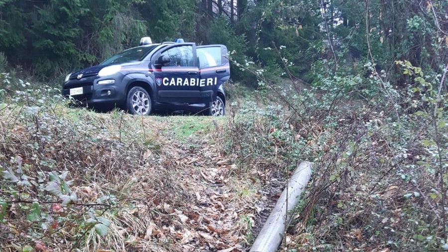 Il tubo di cemento amianto trovato dai carabinieri forestali a Montebello