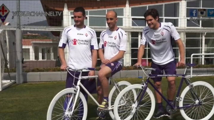 Pasqual, Valero e Alonso con la bicicletta ufficiale della Fiorentina (foto Viola Channel)