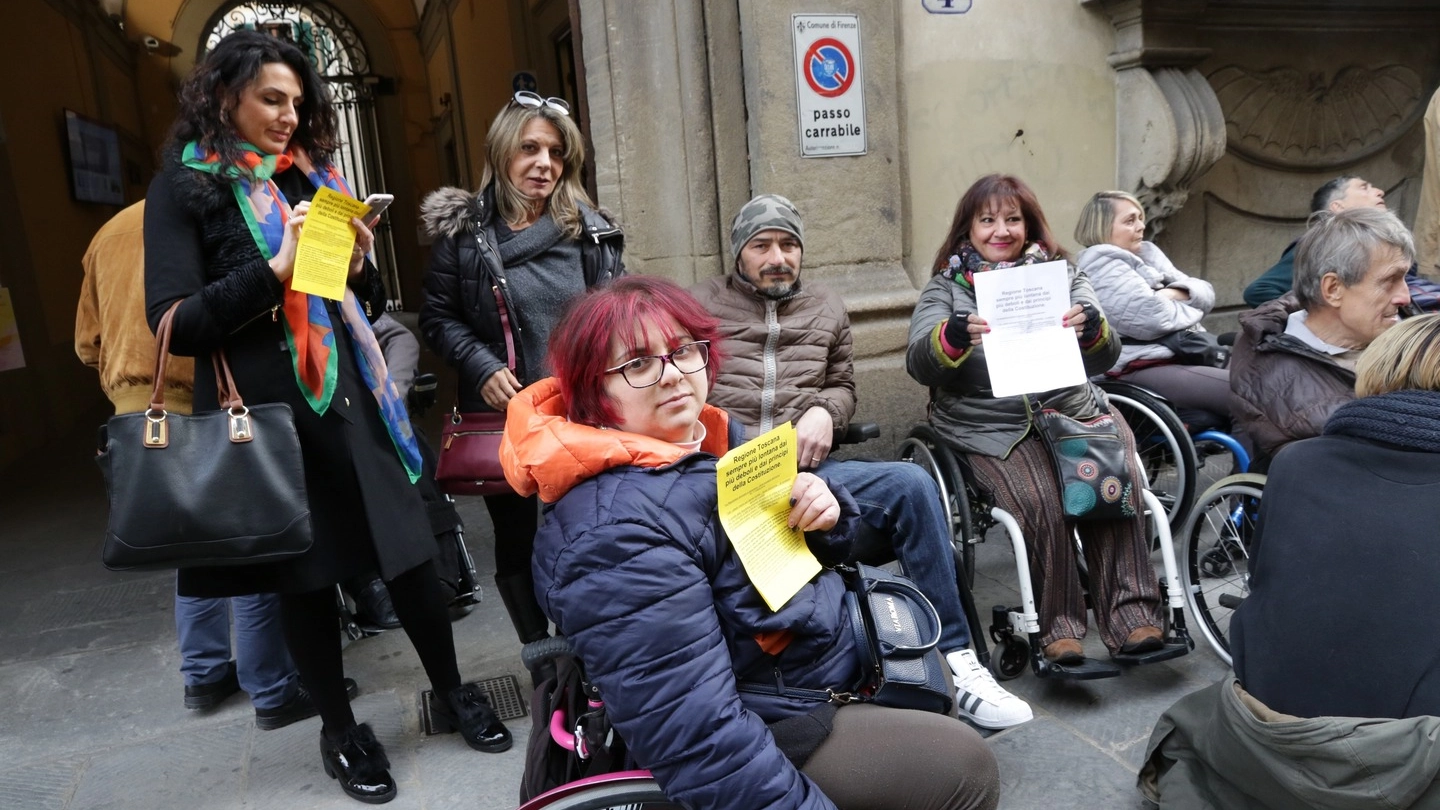 Firenze, protesta dei disabili davanti al Consiglio regionale (New Press Photo)
