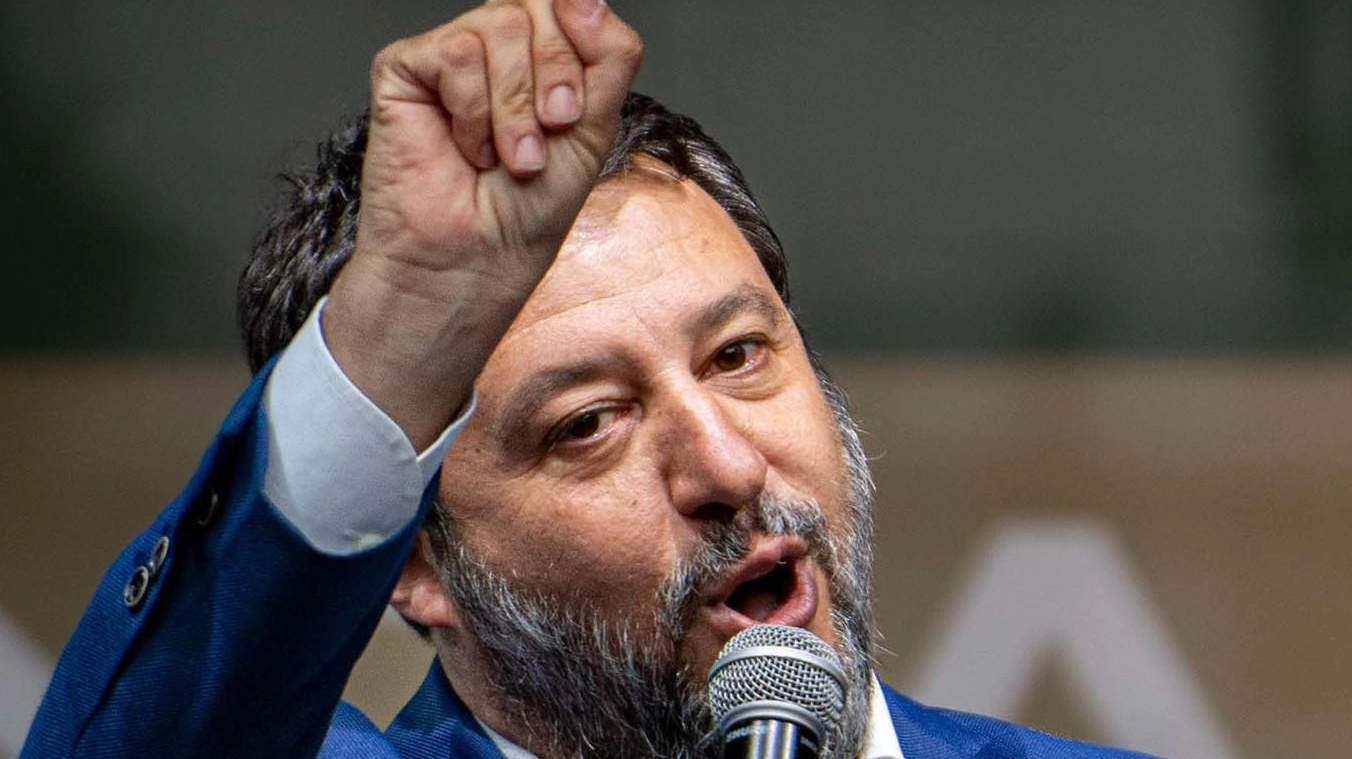 Duello politico alla vigilia. Salvini: "Da Nardella solo insulti". Lui: "Hai tolto fondi a Firenze". La bandiera europea sul David