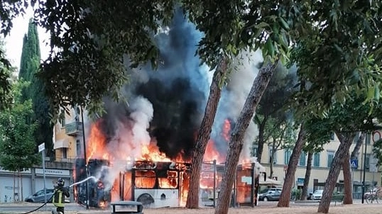 Il bus che stamani ha preso fuoco