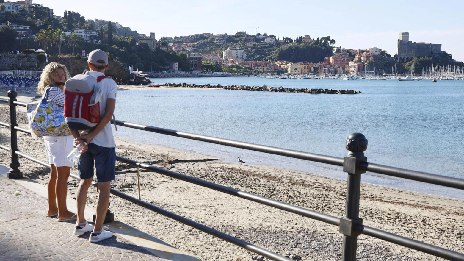 Gli albergatori lanciano l’allarme  La stagione turistica rischia il ko  "Senza mare, prenotazioni al palo"