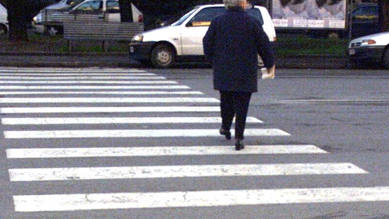 Un'anziana sulle strisce pedonali (foto Germogli)
