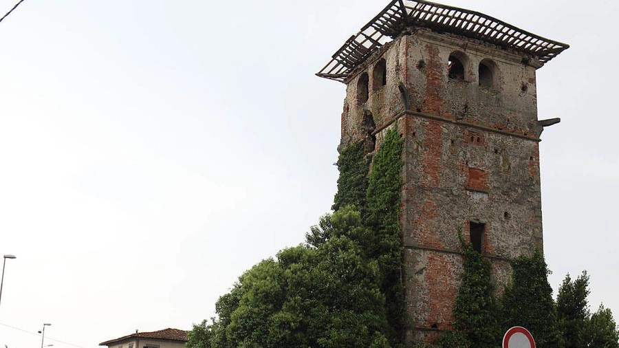 La torre del Molinaccio: il tetto è crollato all’interno e la struttura è pericolante