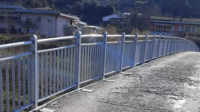 Le nuove ringhiere del ponte della Budella: resta da stendere il manto sopra il cemento