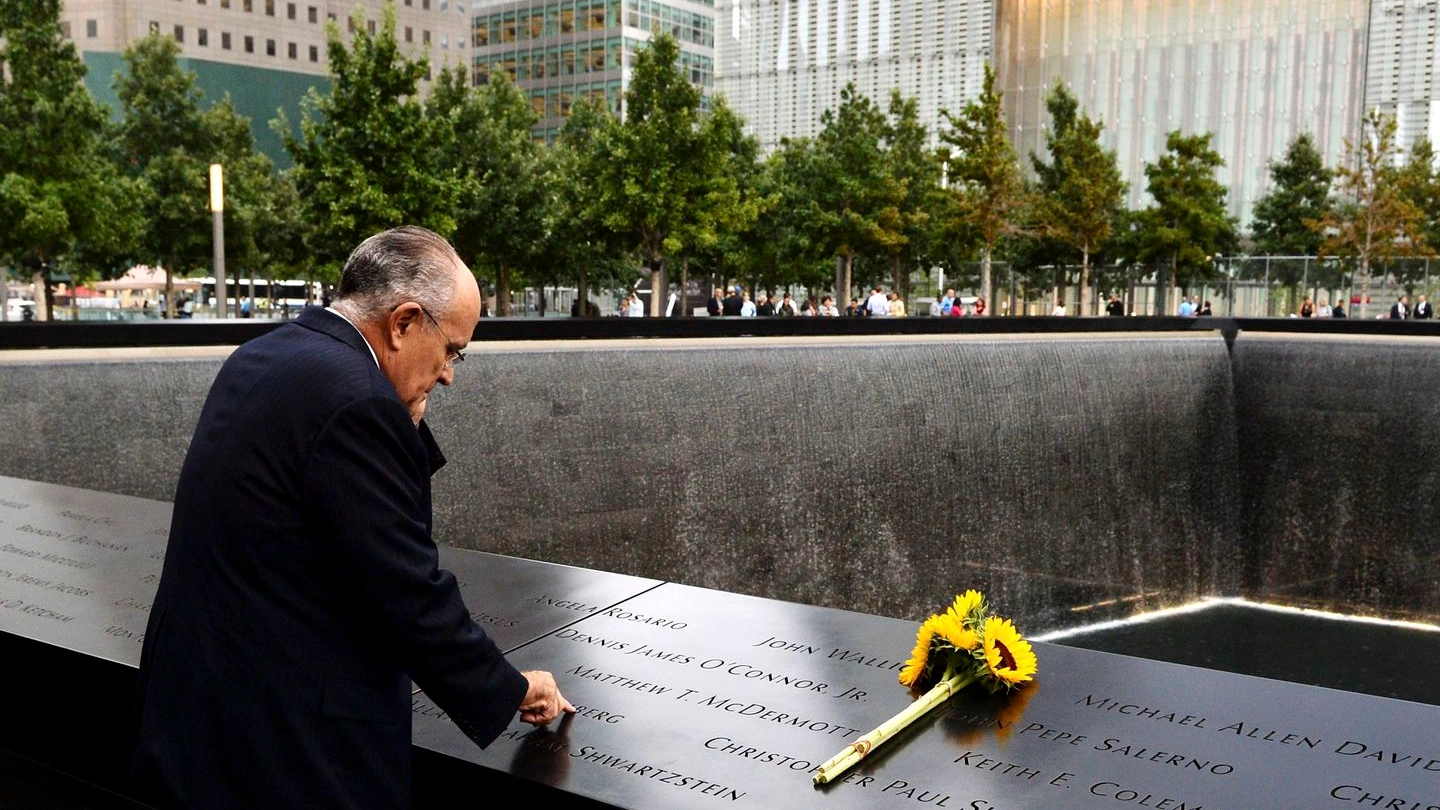 Rudolph Giuliani durante una commemorazione delle vittime dell'11 settembre
