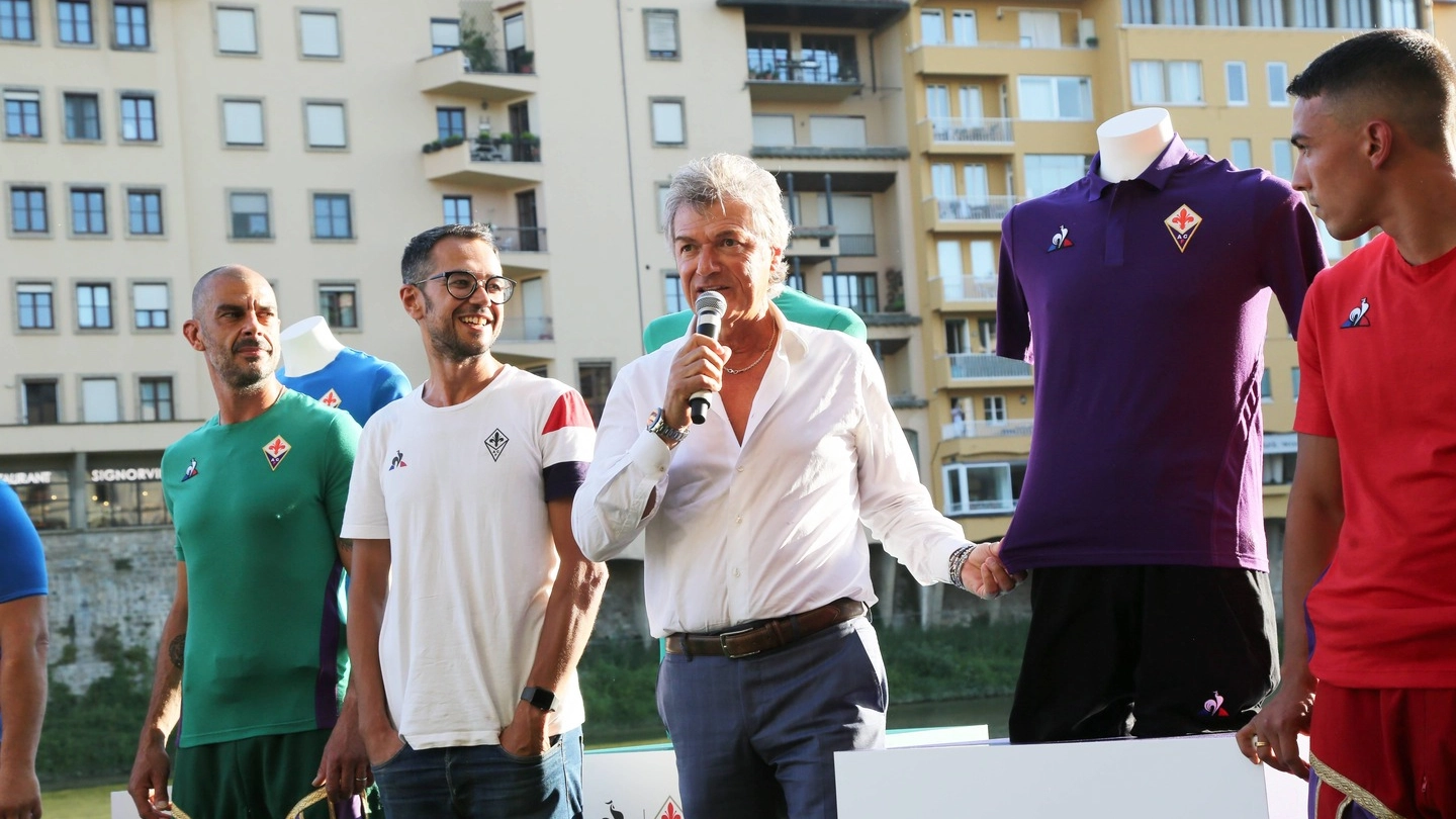 Giancarlo Antognoni e la nuova maglia della Fiorentina (foto Germogli)