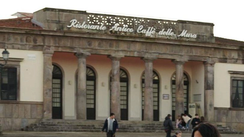 Il Comune: “Finalmente la svolta per un monumento storico che rappresenta la città, una vicenda per noi prioritaria“. Martini (Bar Monica): “Ci ho provato ma la cifra è andata troppo oltre“.