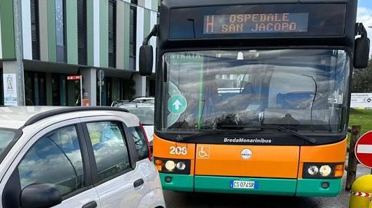 Risolto il problema bus al San Jacopo Ma Cisl insorge: "Guardie sotto il sole" Risolto il problema bus al San Jacopo Ma Cisl insorge: "Guardie sotto il sole"