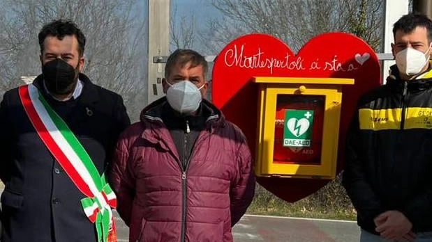Rubato il defibrillatore. L’appello accorato del sindaco : "Chi l’ha preso ci ripensi" Rubato il defibrillatore. L’appello accorato del sindaco : "Chi l’ha preso ci ripensi"