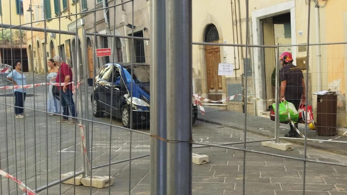 Crollo in via Maestra a Poggibonsi Sfollati negli hotel fino a domenica Crollo in via Maestra a Poggibonsi Sfollati negli hotel fino a domenica