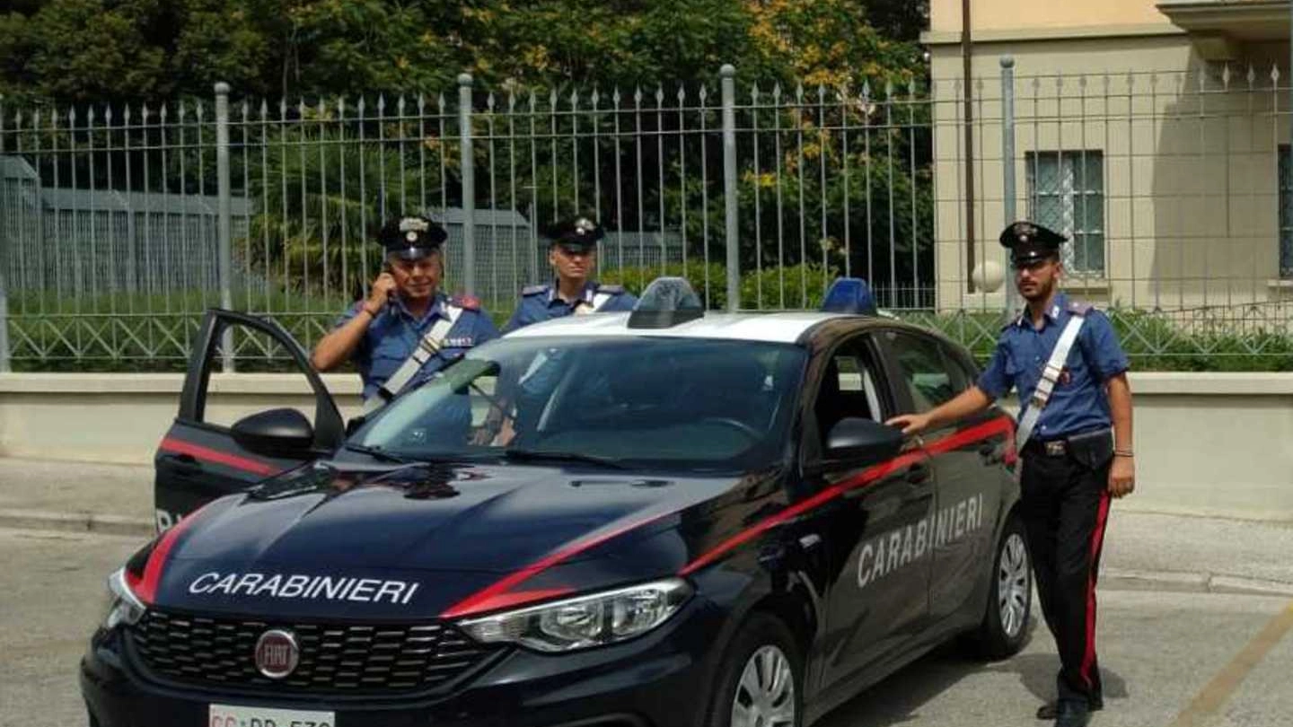 I carabinieri di una pattuglia intervenuta per salvare il ragazzo