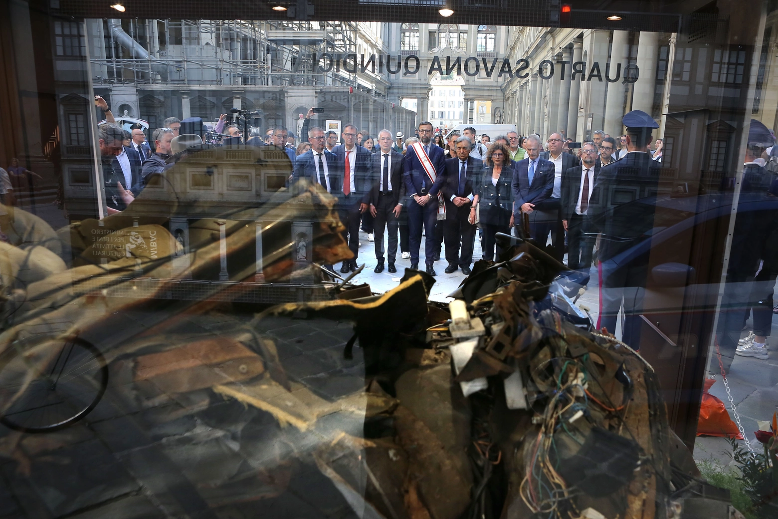 La commemorazione di fronte ai resti dell'auto della scorta (New Press Photo)
