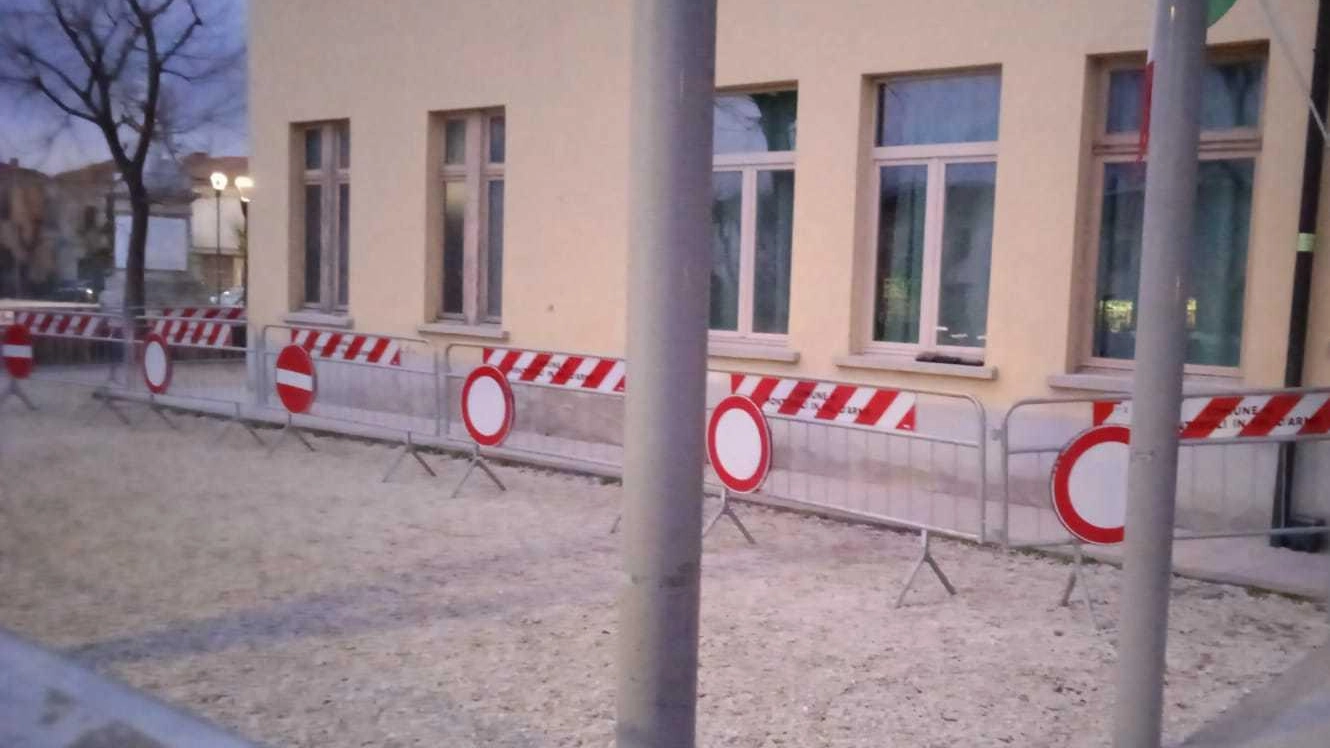 Transenne alla scuola "Una crepa sulla facciata Genitori preoccupati" Transenne alla scuola "Una crepa sulla facciata Genitori preoccupati"
