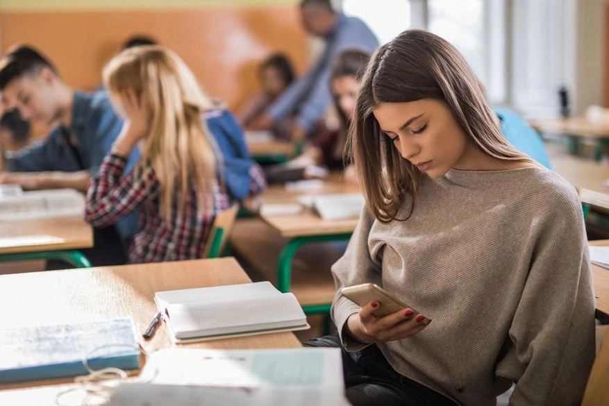 Sono sempre di più le scuole che ritirano i cellulari in classe prima delle lezioni