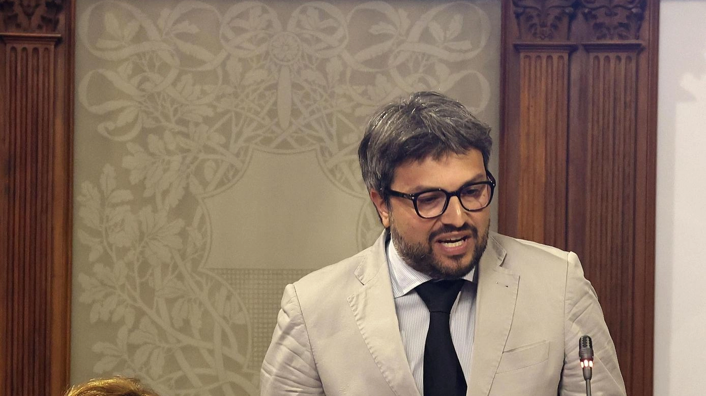 "Centro storico Meno tavolini e più residenti" "Centro storico Meno tavolini e più residenti"