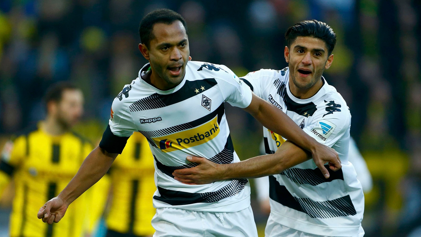 Raffael, Borussia Mönchengladbach, esulta dopo un gol 