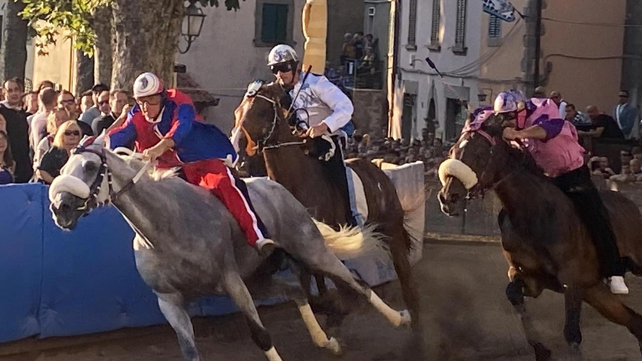Il Palio è del Monumento "Velluto" dà la vittoria alla contrada dopo 10 anni Entusiasmo in piazza Il Palio è del Monumento "Velluto" dà la vittoria alla contrada dopo 10 anni Entusiasmo in piazza