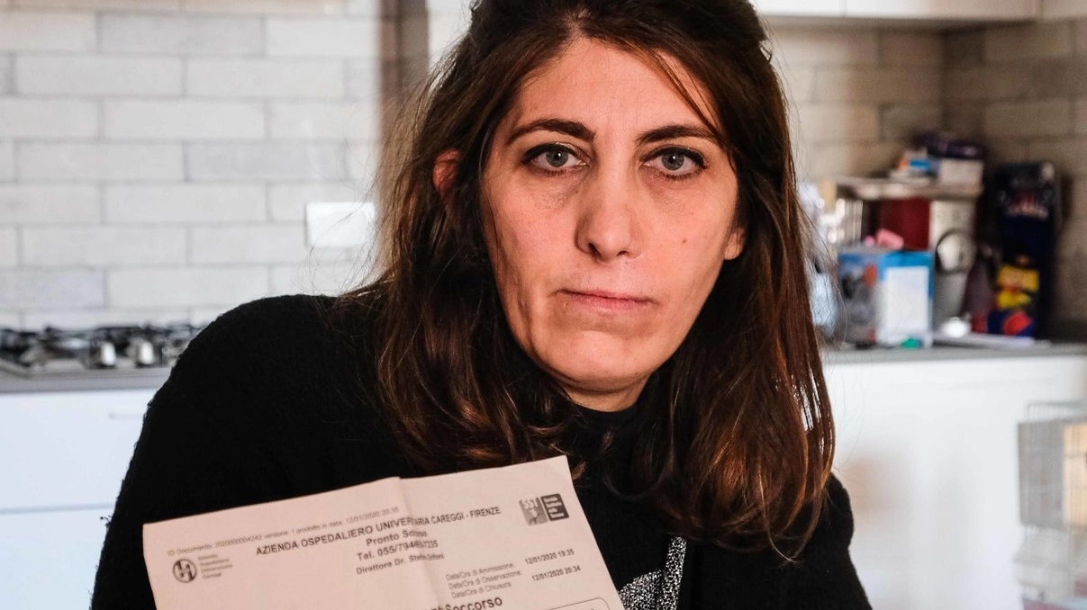 Francesca Campagni, 39 anni, la mamma di due bambini, mostra il referto medico del pronto 