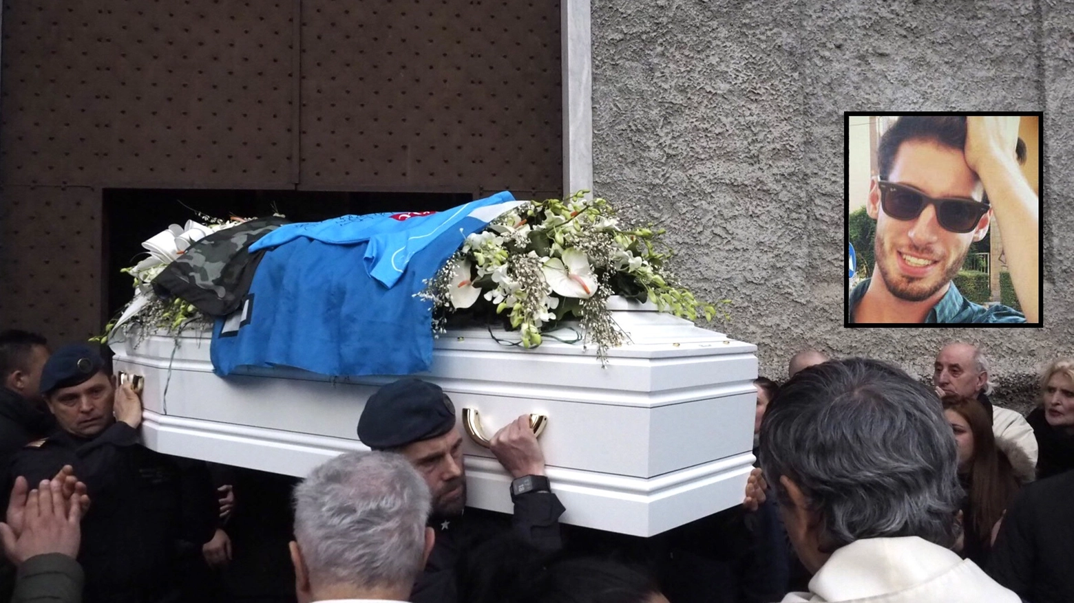 I funerali di Gennaro Canfora (nel riquadro) (Foto Pasquali)