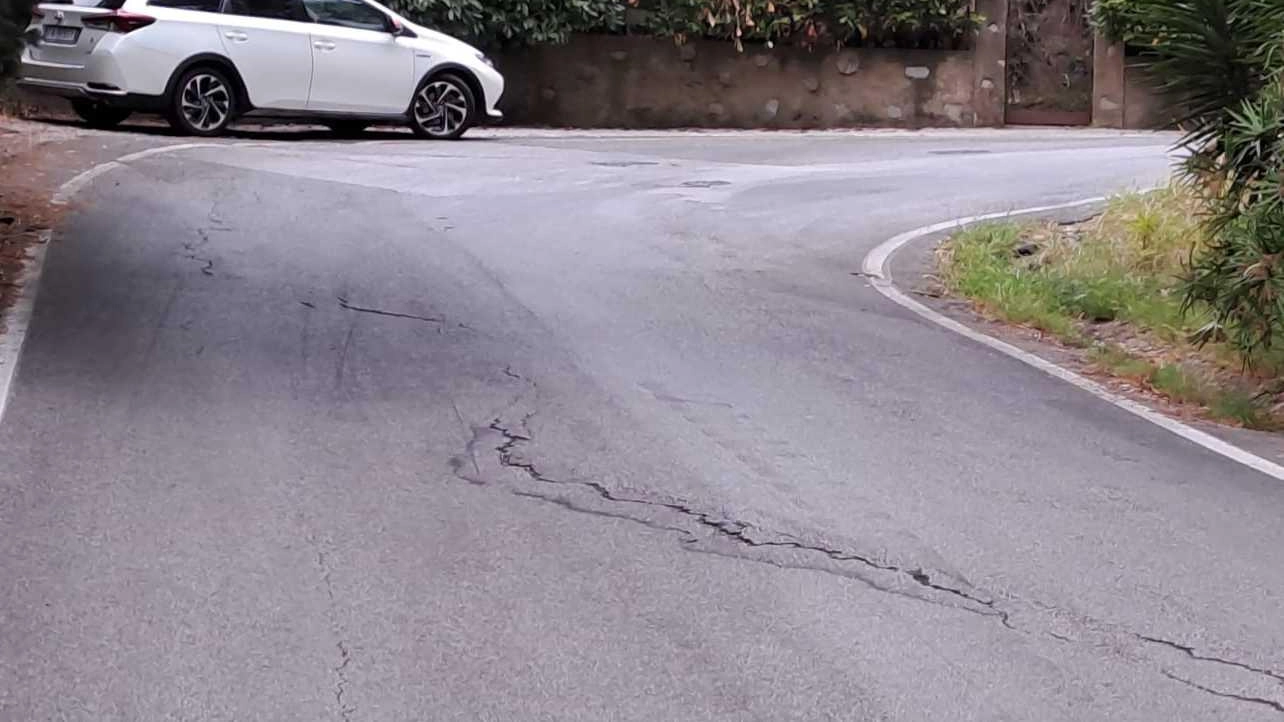 Crepe e cedimenti in via Capriglia: "Temiamo possa franare tutto" Crepe e cedimenti in via Capriglia: "Temiamo possa franare tutto"
