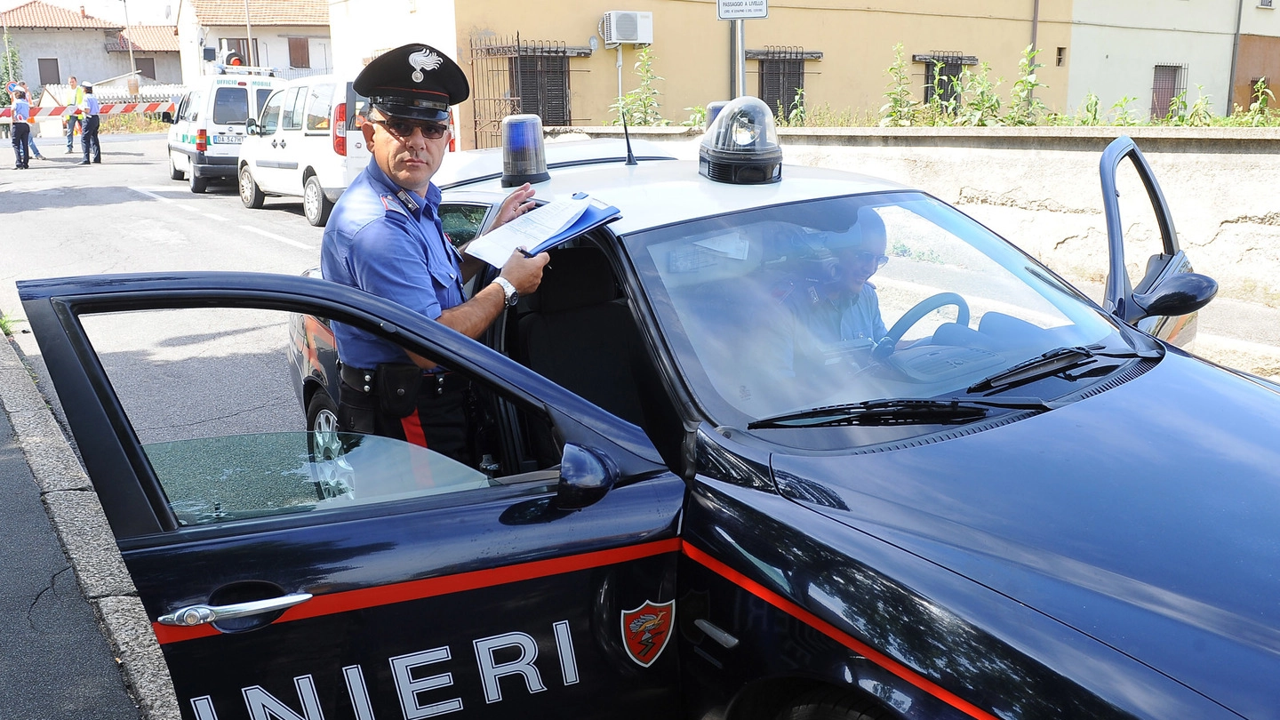 I carabinieri intervenuti di notte per far abbassare la musica hanno trovato l’imprenditore in uno stato di forte agitazione mentale