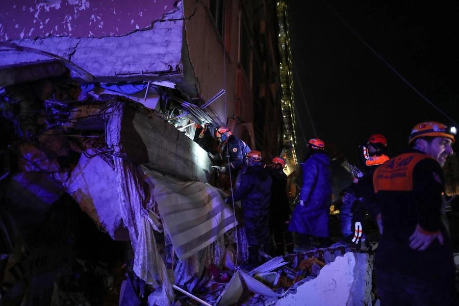 I soccorritori cercano i sopravvissuti ad Hatay (Ansa)