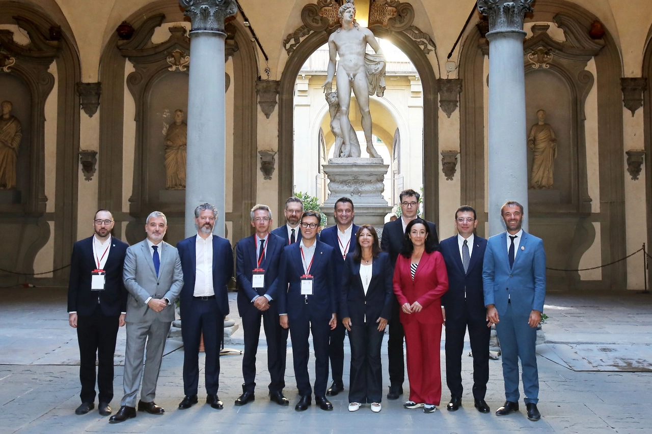 Nardella durante l'incontro con i sindaci (New Press Photo)