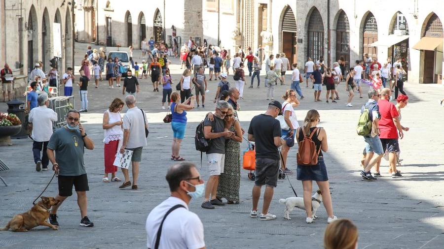 Gente in giro a Perugia (Crocchioni)