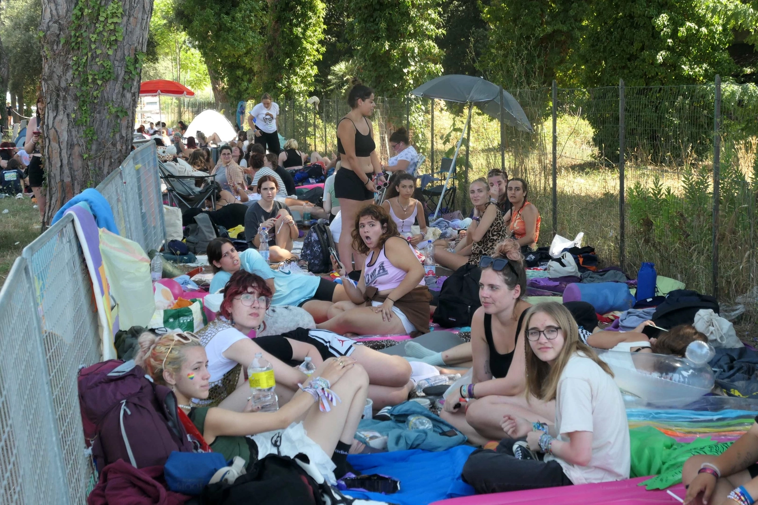 Fans of Louis Tomlinson camping in Lido di Camaiore (photo by Umicini)