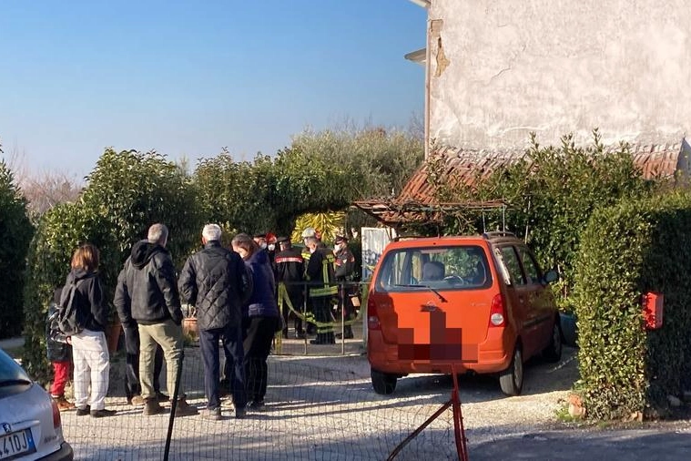 Il luogo dell'esplosione e i soccorsi (foto Luca Bongianni/Germogli)