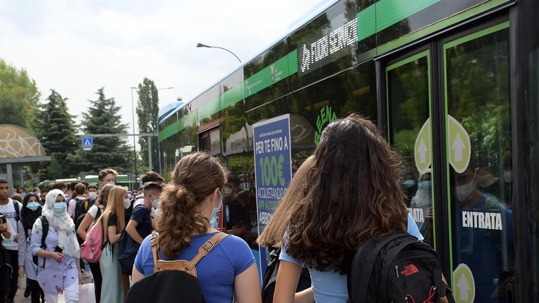 Abbonamenti ai bus, c’è polemica per l’aumento dei prezzi di 100 euro Abbonamenti ai bus, c’è polemica per l’aumento dei prezzi di 100 euro