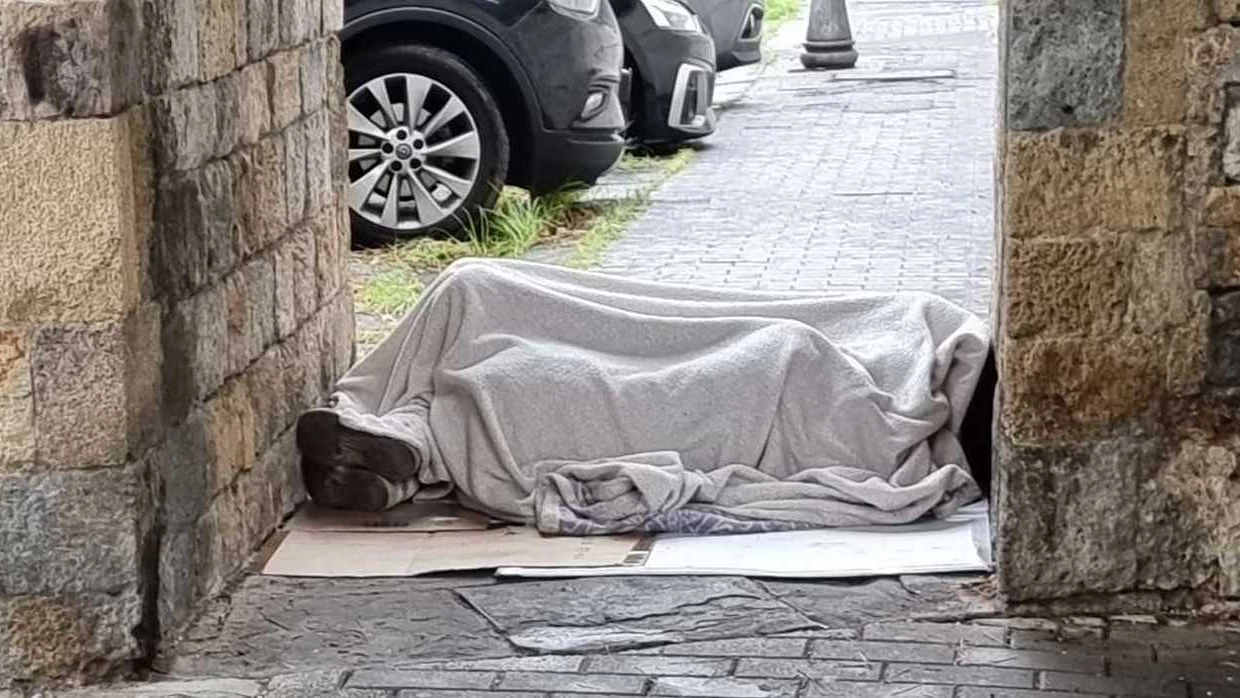 Una delle persone che hanno dormito in via Lalli fotografata dai residenti che hanno presentato un esposto