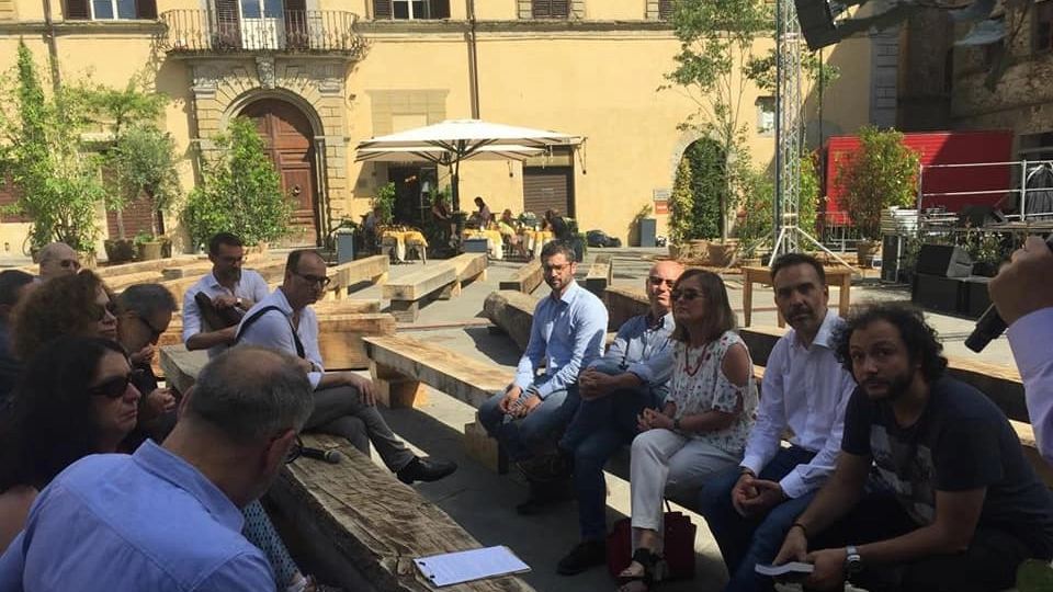 Un momento del forum sullo sviluppo della Valtiberina in piazza Torre di Berta