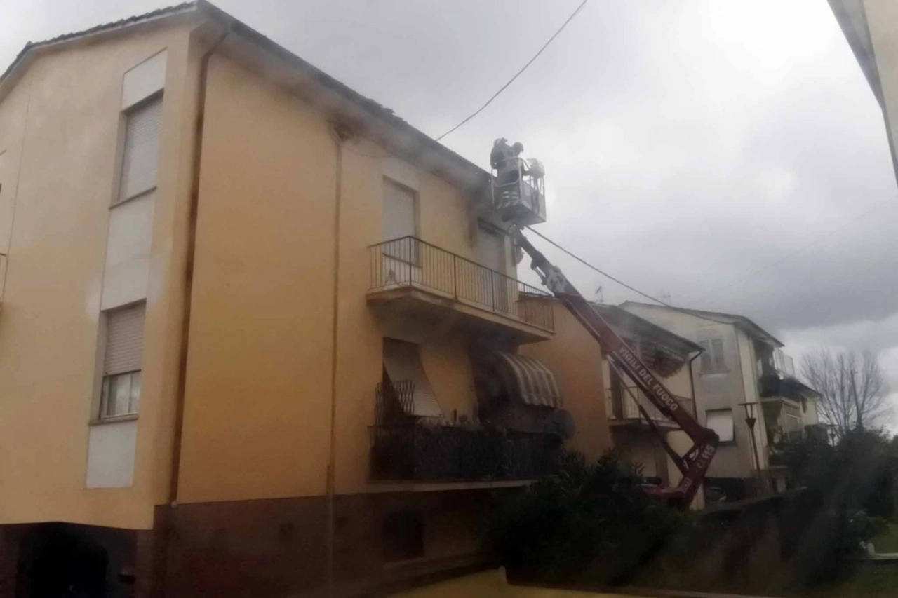 L'intervento dei vigili del fuoco per la tromba d'aria a Torre del Lago (Umicini)