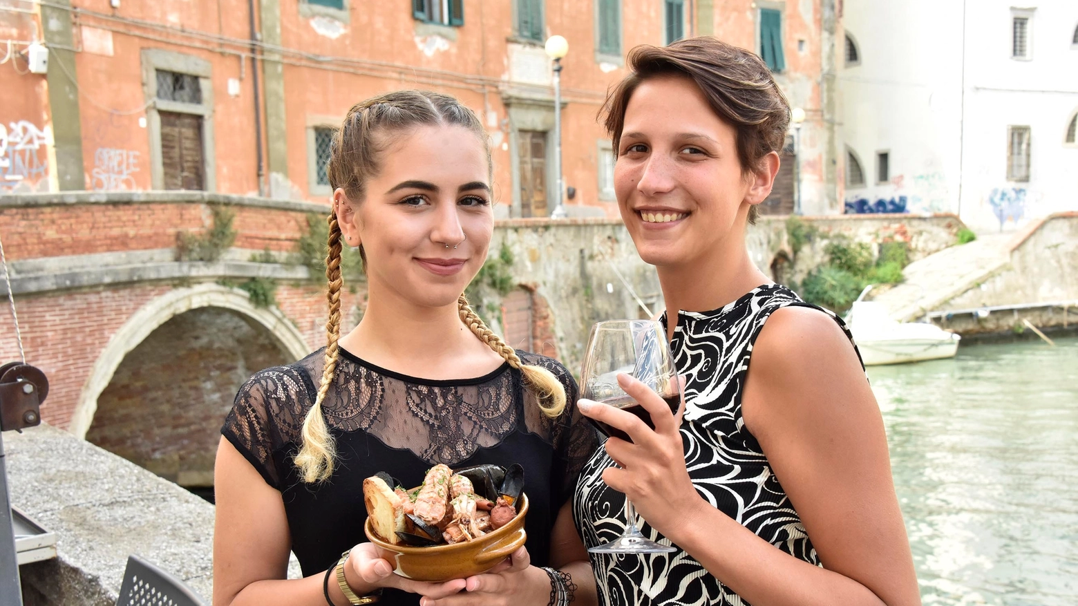 Due ragazze con la scodella di cacciucco a Livorno