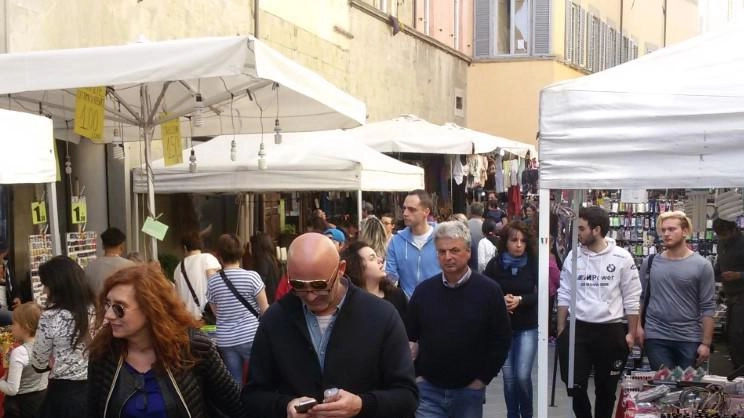 Mezzaquaresima a caccia del record Oltre 250 bancarelle per il centro Mezzaquaresima a caccia del record Oltre 250 bancarelle per il centro