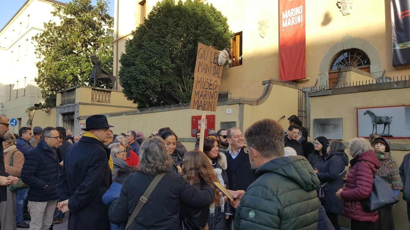 Manifestazione davanti al Museo Marini