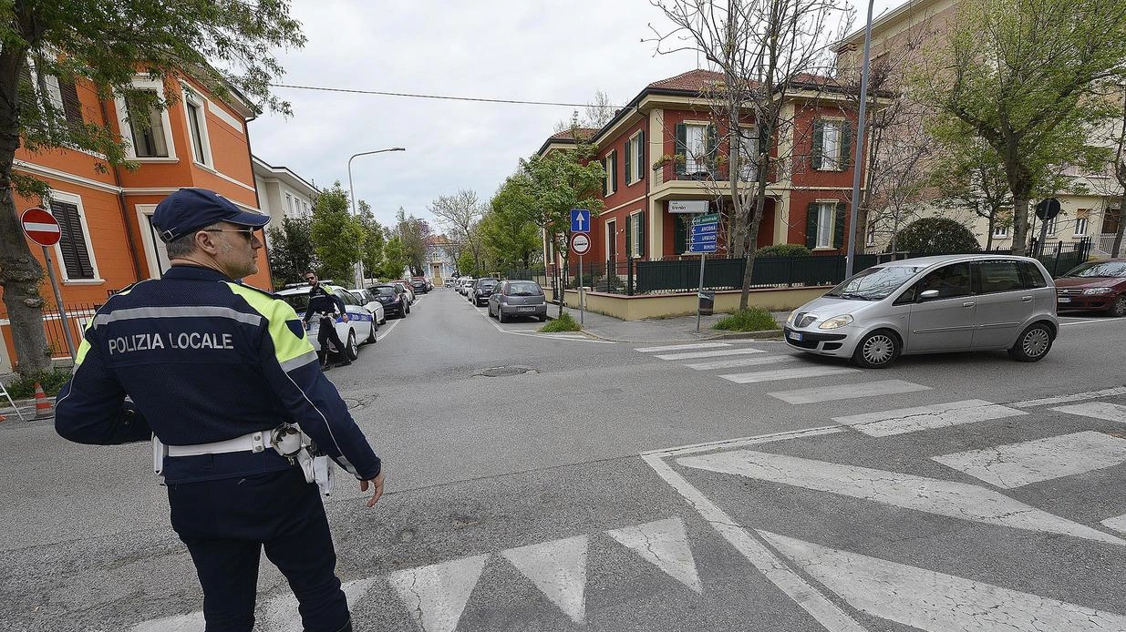 Ragazzino rischia sul monopattino: "Pericoli per passanti e studenti" Ragazzino rischia sul monopattino: "Pericoli per passanti e studenti"