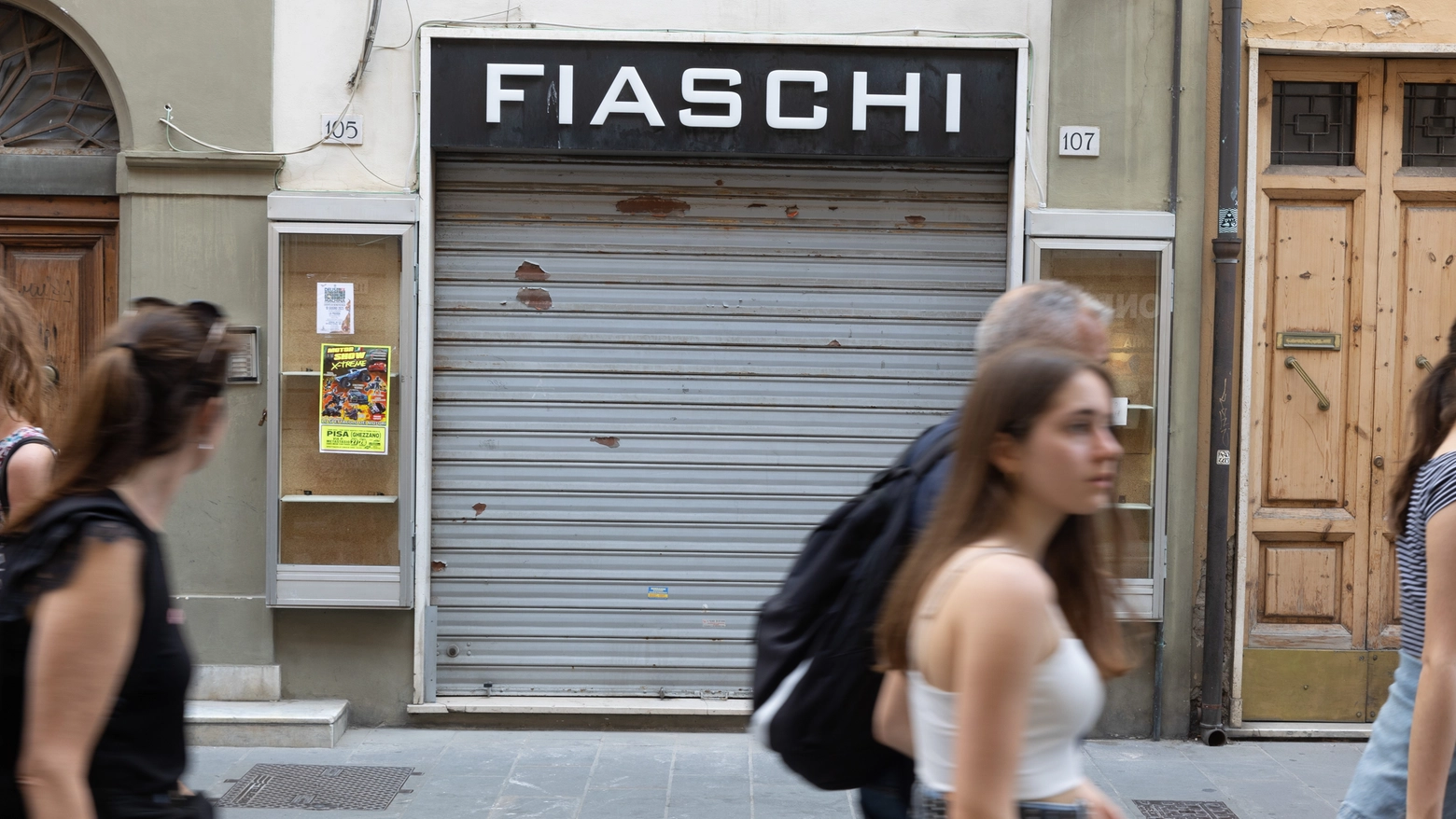 La vetrina di «Fiaschi» chiusa in Corso Italia